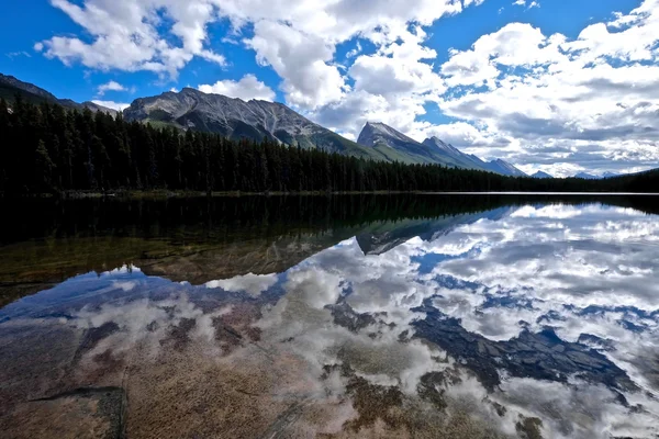 きれいな水、山と反射. — ストック写真