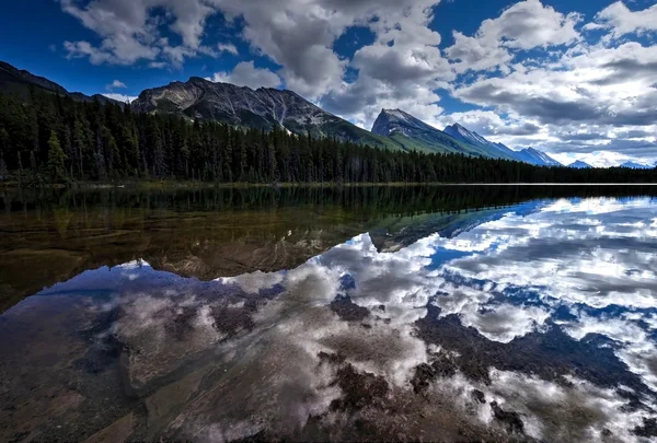 Agua clara, montañas y reflejos . — Foto de Stock