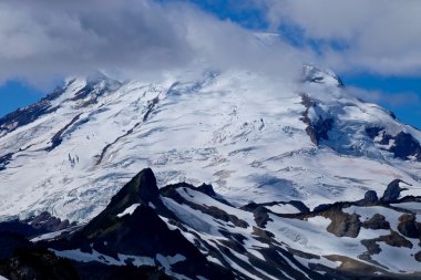 Buzul dağ tepe ve bulutlar.  