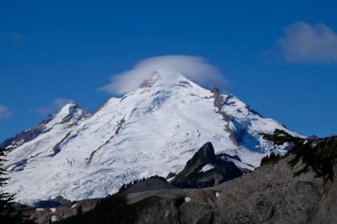 Leticular bulutlar dağ üst üzerinde. 