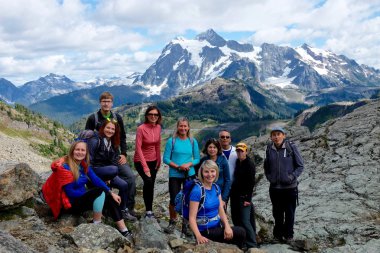 Sanatçı noktası, Wa/ABD - Septermber 11, 2016: Grup yürüyüşçü Vancouver, m.ö., poz Mount Shuksan görünümü noktada 11 Eylül 2016.