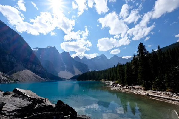 Zon over schilderachtige lake Moraine in het Nationaal Park Banff. — Stockfoto