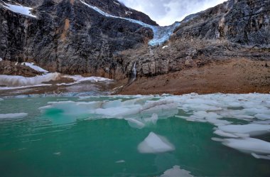 Buzultaş Gölü ile buzdağları Angel buzul altında. 