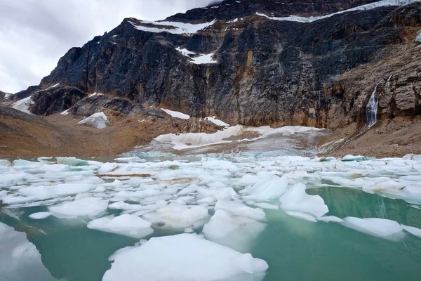 Icebergs in moraine lake and mountains. — Stock Photo, Image