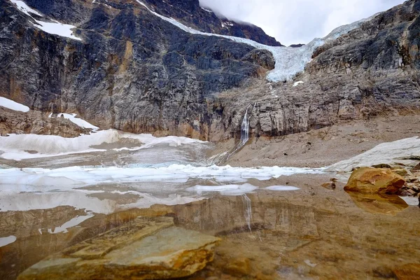 Альпійське озеро з підводними скелями та айсбергами . — стокове фото