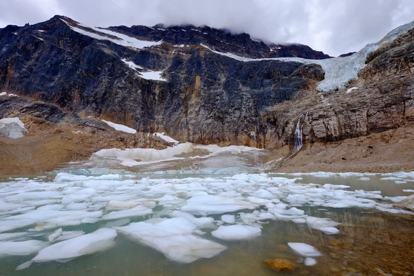 Buzdağları buzultaş göl ve dağların. 