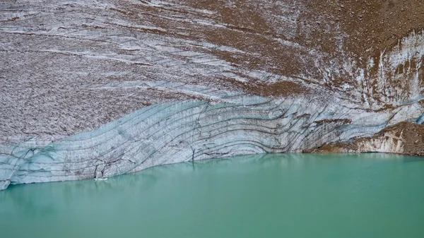 Camadas de gelo geleira e lago alpino . — Fotografia de Stock