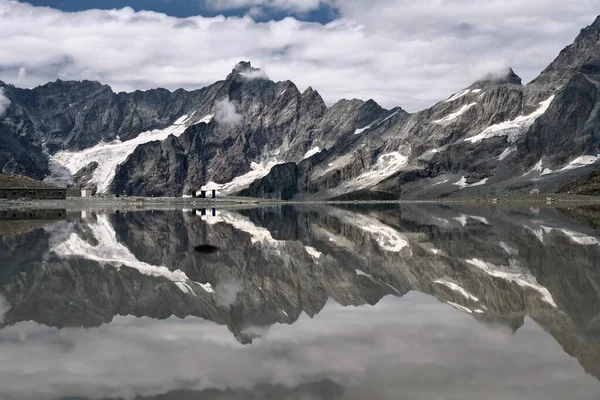 Hermoso Lago Montaña Con Reflejos Estación Esquí Cervino Verano Italia — Foto de Stock
