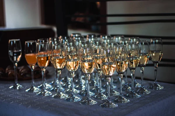 Düğün resepsiyonunda köpüklü şarapla doldurulmuş şampanya kadehleri kutlama, neşe ve beraberliği sembolize ediyor..