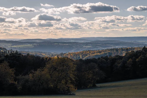 Çek kırsalında gün batımında kayan tepeler, ormanlar ve dramatik bulutlarla sonbahar manzarası. Sonbahar manzaraları ve sisli tepelerin katmanları..