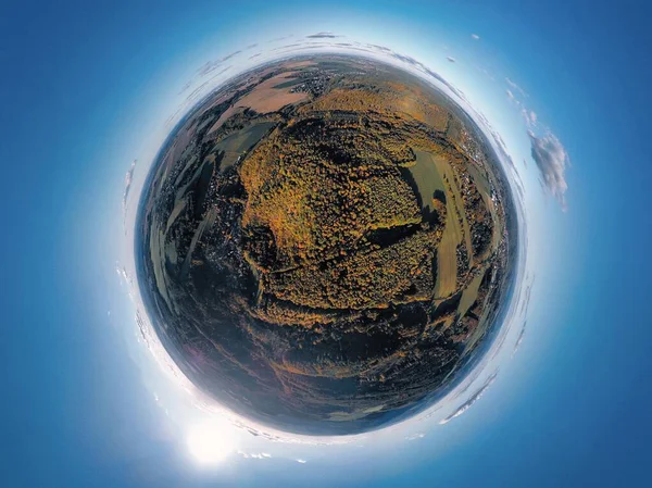 Çek Cumhuriyeti 'nde sonbahar ormanlarının ve kırsal alanların küçük hava manzarası renkli düşen yaprakları ve insansız hava aracı tarafından yakalanan mavi gökyüzünü gösteriyor..