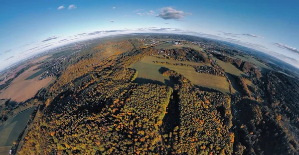 Çek Cumhuriyeti 'ndeki sonbahar manzarası, renkli ormanları, açık tarım arazilerini ve açık mavi gökyüzü altında panoramik kırsal manzaraları gösteriyor..