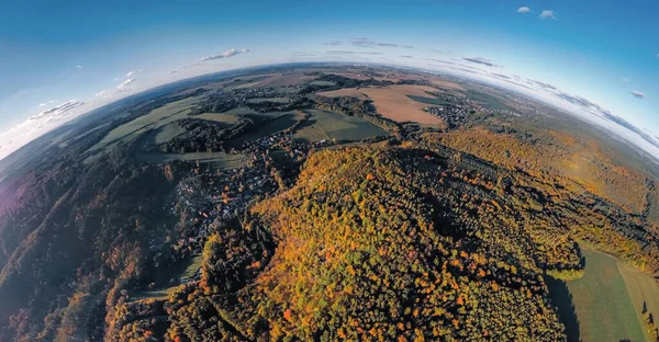 Sonbaharda Çek kırsalının hava aracı görüntüsü. Renkli ormanlar, açık alanlar ve berrak mavi gökyüzü altında manzaralı panoramik bir manzara..