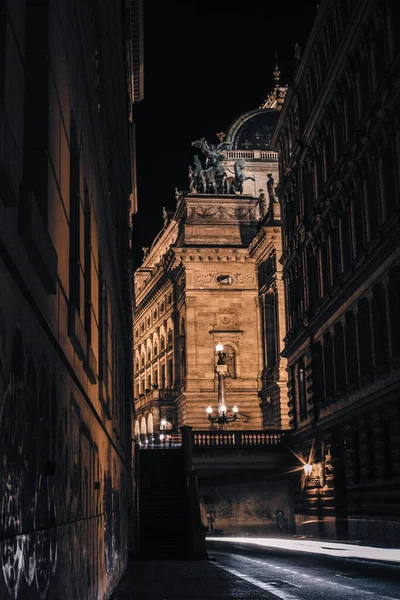 Prag 'daki gece sokağı aydınlatılmış Ulusal Tiyatro' ya doğru gidiyor. Yoldan geçen bir arabadan gelen parlak bir ışık, hareket, derinlik ve tarihi şehir sahnesine sinematik bir atmosfer ekliyor..