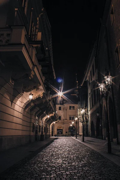 Prag 'da sıcak gece lambalarıyla aydınlatılan sakin bir tarihi ara sokak, kaldırım taşı dokularını, süslü cepheleri ve zamansız Avrupa cazibesini gözler önüne seriyor..
