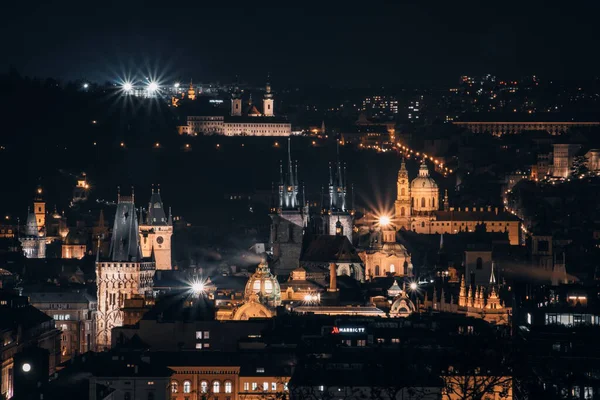 Prag 'ın panoramik gece manzarası tarihi kuleler, sıcak ışıklar ve yüzlerce kulenin sonsuz silueti ile parıldıyor..