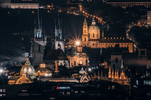 Prag 'ın gece manzarası. Sıcak ışıklar ve ikonik mimariyle parıldayan tarihi gökyüzü..