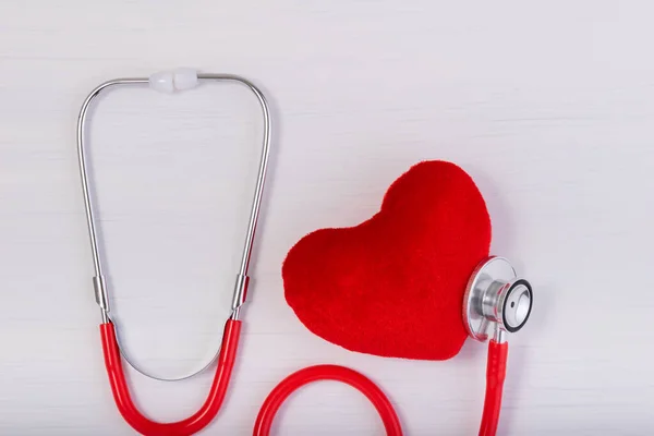 Coeur Rouge Avec Stéthoscope Rouge Isolé Sur Fond Bois Blanc — Photo