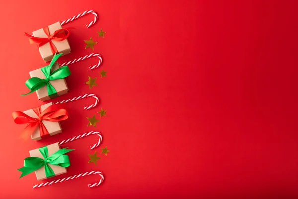 圣诞礼品盒 红色缎带和绿色缎带 圣诞糖果手杖和红色背景的金星 圣诞背景和新年背景 — 图库照片