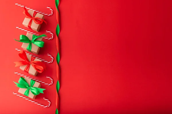 Caixa Presente Natal Com Fita Vermelha Fita Verde Fundo Vermelho Imagem De Stock