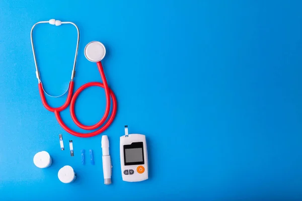 Světový Den Diabetu Zdarma Glukóza Monitors Modrém Pozadí Červeným Stetoskopem Royalty Free Stock Obrázky