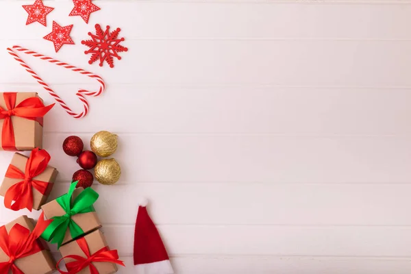 圣诞背景 白色木头上有装饰品和礼品盒 圣诞和新年背景 — 图库照片