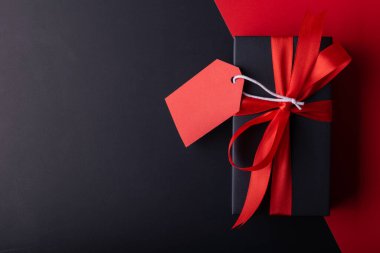 Siyah kurdeleli siyah hediye kutusu ve 11: 11 için kırmızı arkaplan, Moday, Kara Cuma, Noel veya Mutlu Yıllar arkaplanı.