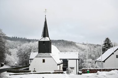 52152 Simmerath, Kuzey Ren-Vestfalya, Almanya, 6 Şubat 2026. Dedenborn 'daki St. Michael Kilisesi, kuzey Eifel bölgesinde Simmerath belediyesine bağlı bir köy. Belçika sınırı sadece birkaç dakika uzaklıkta..