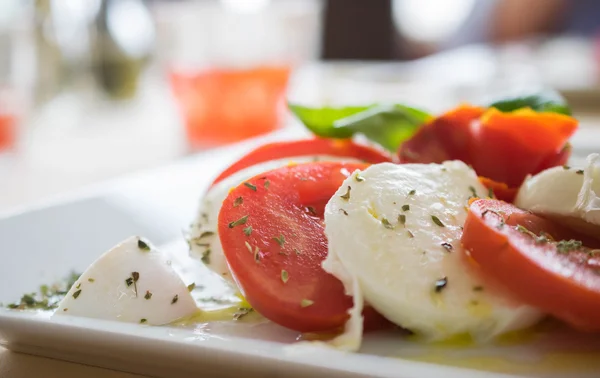 domates, mozzarella peyniri, fesleğen Caprese salatası