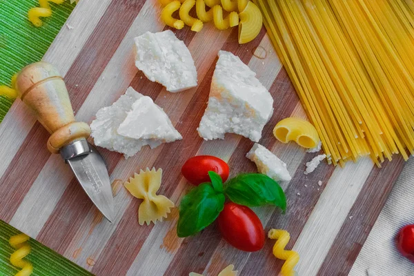 makarna, domates, fesleğen, parmesan