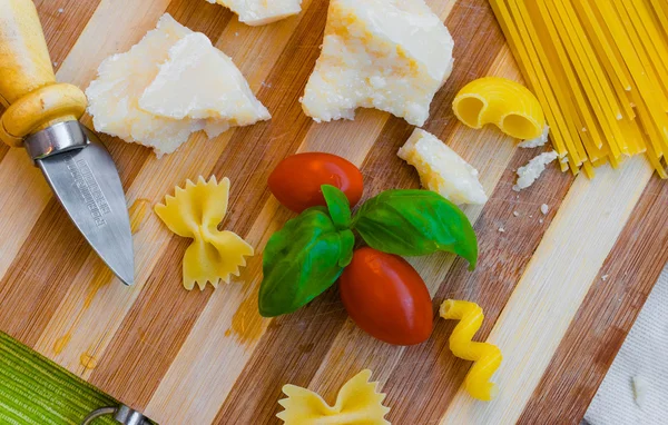 makarna, domates, fesleğen, parmesan