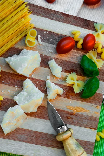 makarna, domates, fesleğen, parmesan, bıçak