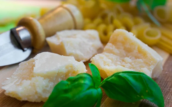 Parmesan, fesleğen, makarna için geleneksel bıçak