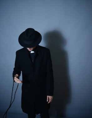 Genç adam stand düz