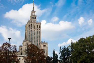 Kültür ve Bilim Sarayı 'nın arka planında mavi gökyüzü var. Polonya, Varşova 'nın sonbaharda mimari sembolü