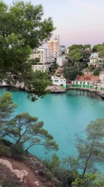 Cala Santanyi körfezi sabahın erken saatlerinde panoramik manzaralı. İspanya 'daki Mallorca Adası.