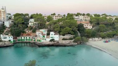 Cala Santanyi körfezi ve sabahın erken saatlerinde boş plaj manzarası. İspanya 'daki Mallorca Adası.