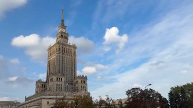 Kültür ve Bilim Sarayı 'nın arka planında mavi gökyüzü var. Polonya, Varşova 'nın sonbaharda mimari sembolü