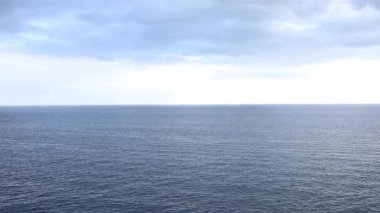 İspanya 'nın Mallorca adası kıyısında Akdeniz' in minimalist deniz manzarası. Gökyüzü, ufuk ve durgun mavi deniz.