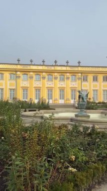 Ekim ayının sisli sabahında Wilanow kraliyet sarayının iç avlusunda panoramik manzara