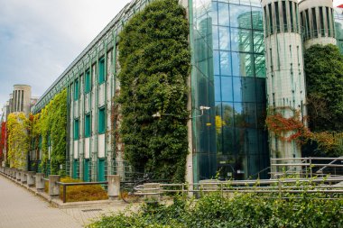 Varşova Üniversitesi kütüphane cephesi Ekim 'de