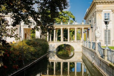 Ekim 'de Polonya' nın Varşova kentindeki Kraliyet Hamamları Parkı 'nda ya da Lazienki Parkı' nda hamam cephesi