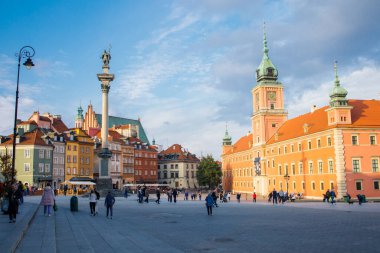 Gündüz vakti Varşova 'da Şato Meydanı' nda sonbahar panoramik manzarası. Sigismund 'un birliği ve Kraliyet Kalesi.