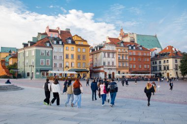 Ekim ayında Varşova tarihi şehir merkezinin güzelliklerini keşfeden genç turistler