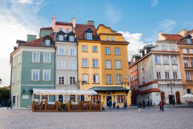Güneşli bir sonbahar gününde Varşova 'nın eski kasabasında yenilenmiş şirin tarihi evler.