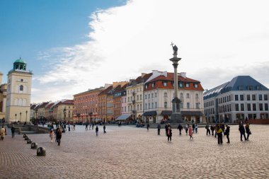 Sonbaharda gündüz vakti Varşova merkez kalesi meydanında. Sigismund 'un köşesi yakınlarındaki Polonya başkentinde turistler ve vatandaşlar