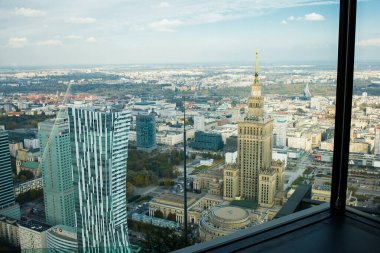 Kültür ve Bilim Sarayı ve Varşova şehir merkezi manzarası Varso kulesi gökdeleninde