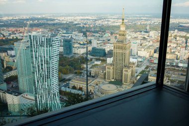 Kültür ve Bilim Sarayı ve Varşova şehir merkezi manzarası Varso kulesi gökdeleninde