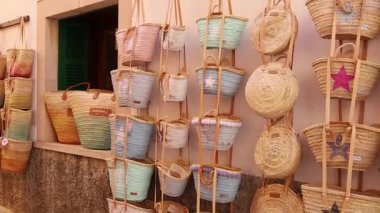 İspanya 'da Mallorca' daki Santanyi sokak pazarında saman çantaları satıldı.