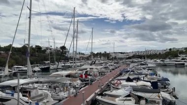 Mallorca Panoramik Manzarası 'ndaki Cala D' Or köyüne demirlemiş bir sürü yat ve teknesi olan rıhtım.